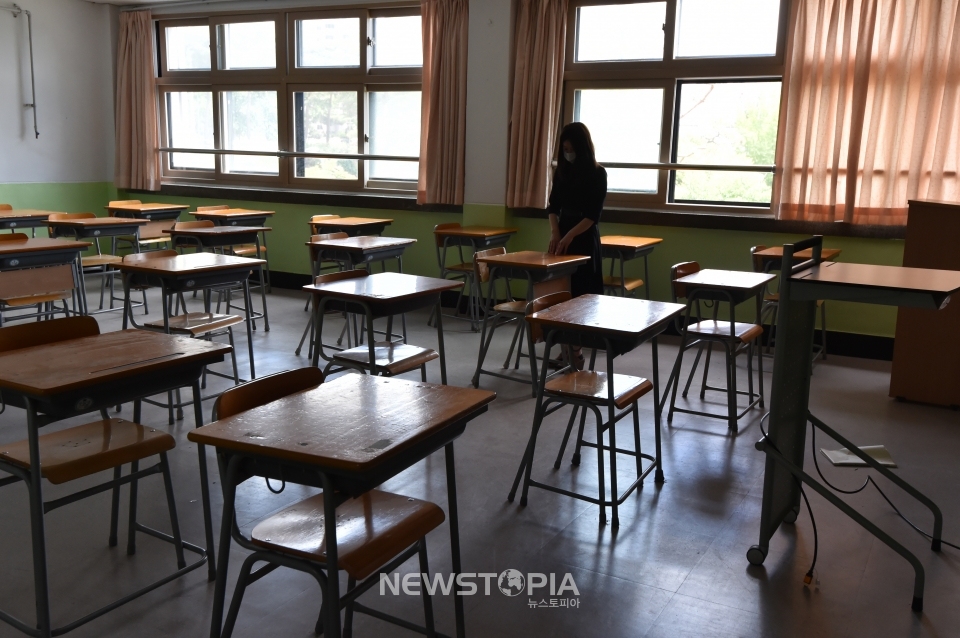 고등학교 3학년 등교 수업 첫날에 경기 안성시에서 신종 코로나바이러스 감염증(코로나19) 확진자가 발생해 안성시 9곳의 모든 고등학교가 등교 중지 조치가 내려진 20일 오후 안성시 한 고등학교 교실이 텅 비어 있다.ⓒ뉴시스