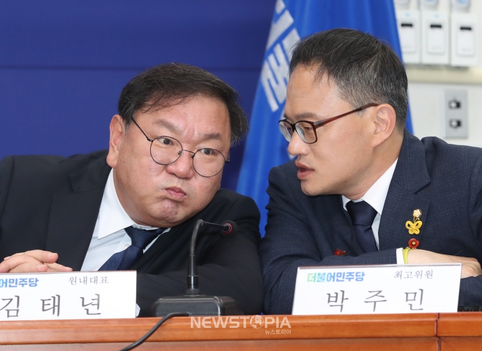 더불어민주당 김태년 원내대표와 박주민 최고위원이 13일 서울 여의도 국회에서 열린 더불어민주당-더불어시민당 합당수임기관 합동회의에서 대화하고 있다. ⓒ뉴시스