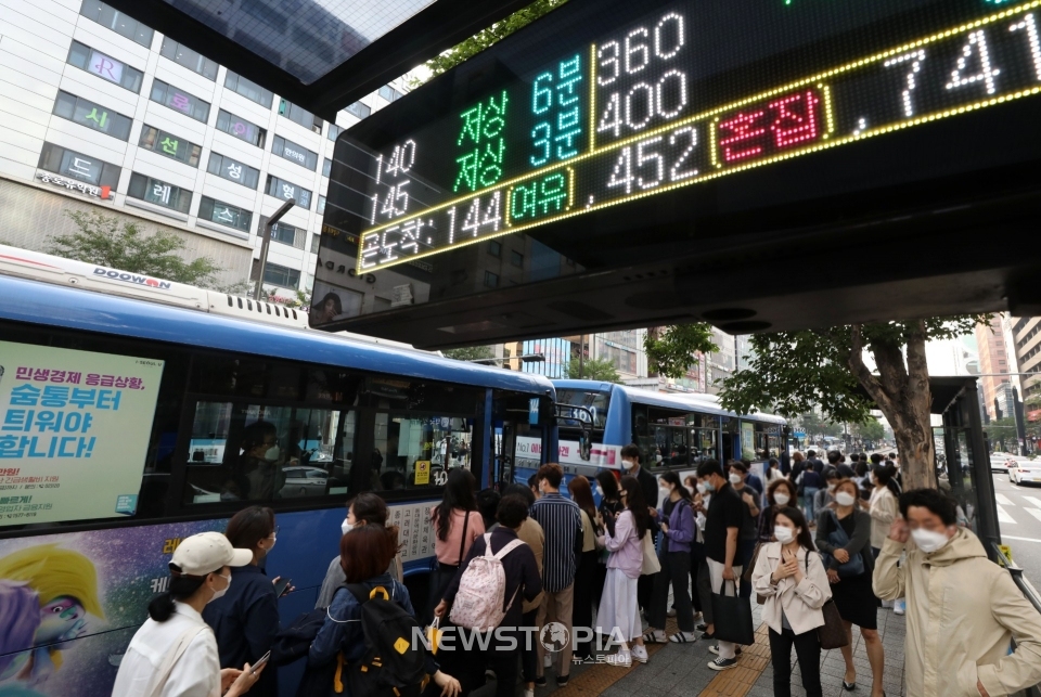 대중교통 이용자의 마스크 착용 의무화를 하루 앞둔 25일 오후 서울 강남역 인근 버스정류장에서 시민들이 퇴근길 버스를 승하차 하고 있다. 이날 중앙재난안전대책본부가 '교통 분야 방역 강화방안'을 발표한 것에 따르면 내일(26일)부터 대중교통 내 방역 관리를 강화하기 위해 마스크를 착용하지 않은 탑승객의 '승차 거부'를 한시적으로 허용한다. ⓒ뉴시스