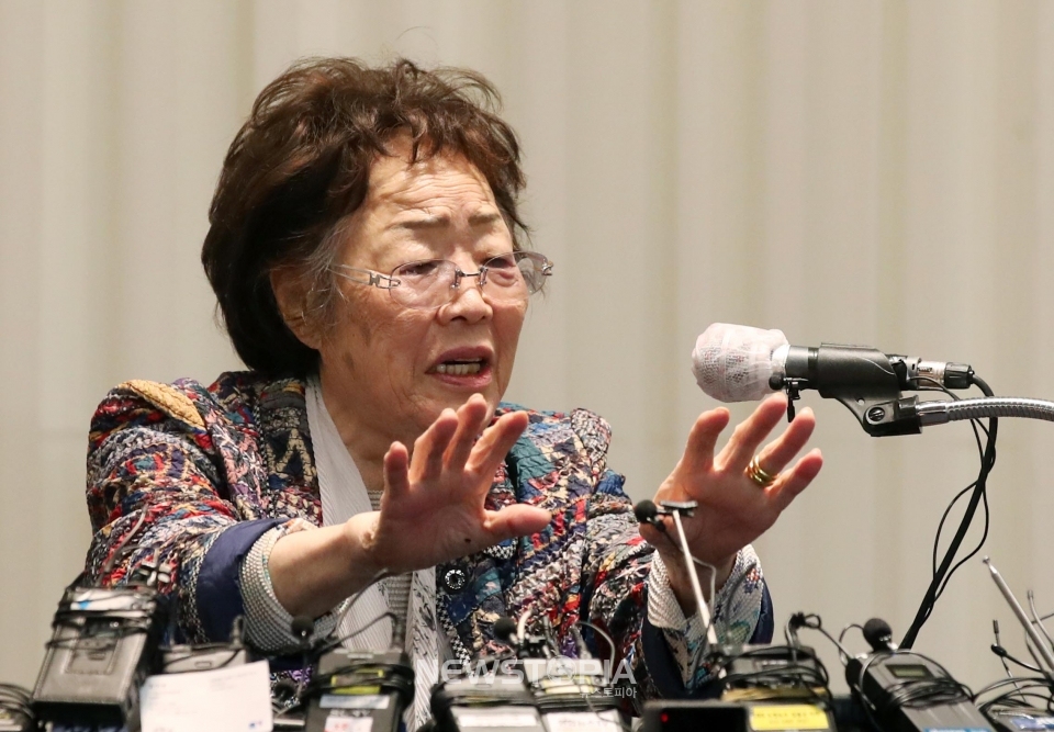 일본군 위안부 피해자인 여성인권운동가 이용수 할머니가 25일 오후 대구 수성구 인터불고호텔에서 기자회견을 하고 있다.ⓒ뉴시스