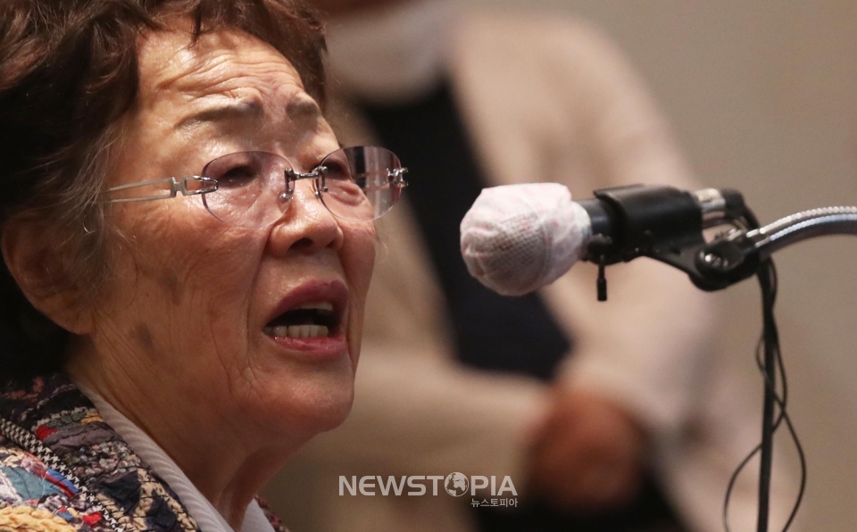 일본군 위안부 피해자 이용수 할머니가 25일 오후 대구 수성구 만촌동 인터불고 호텔에서 열린 기자회견에서 입장을 밝히고 있다.ⓒ뉴시스