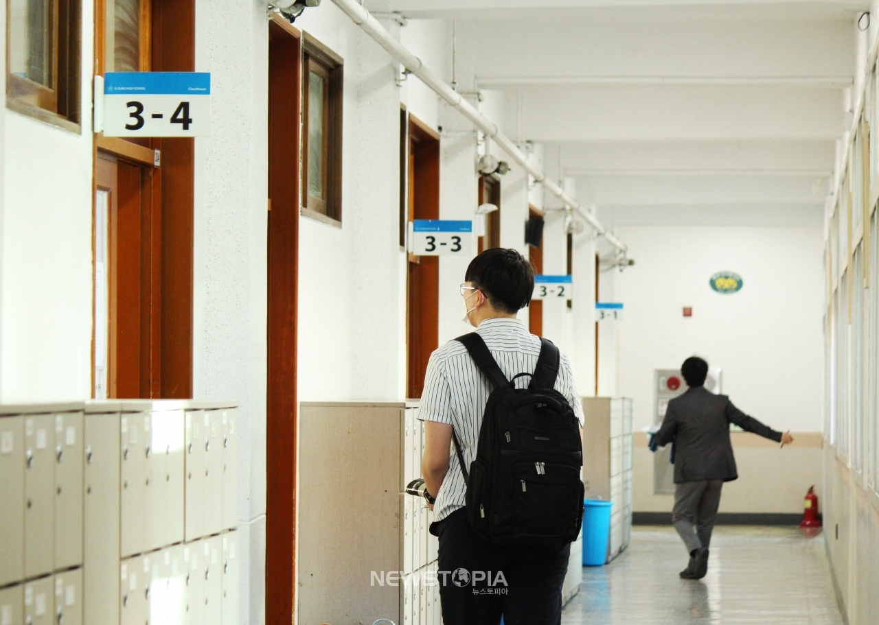 20일 오전 대구 수성구 만촌동의 오성고 학생과 교사가 교실에 들어서고 있다.ⓒ뉴시스