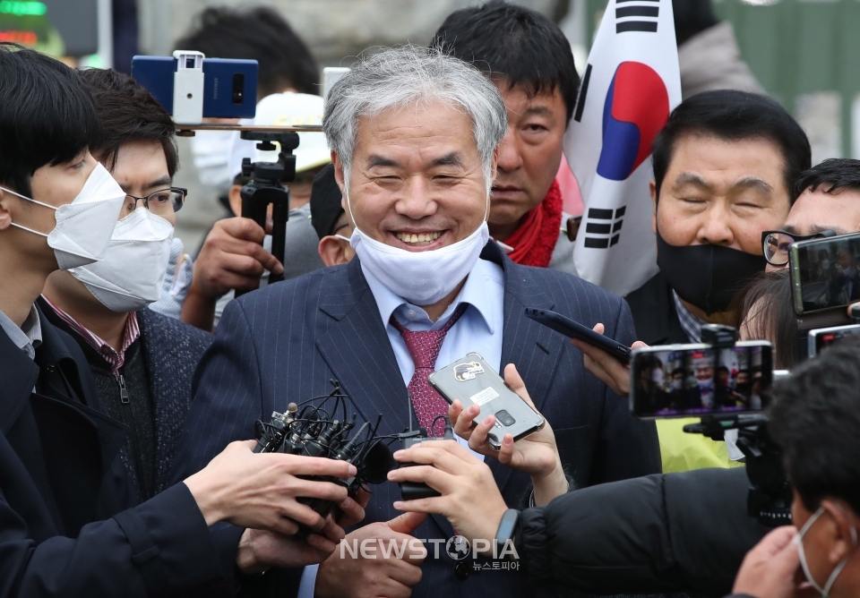 공직선거법 위반 등 혐의로 구속된 한국 기독교총연합회 회장 전광훈 목사가 20일 오후 경기도 의왕시 서울구치소에서 보석으로 풀려나 취재진 질문에 답변하고 있다. 지난 2월 24일 구속된 전 목사는 56일 만에 석방됐다.