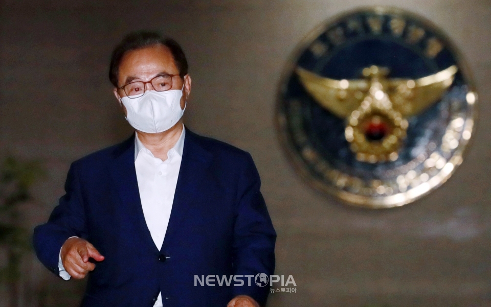 성추행 사실을 인정하면서 사퇴한 오거돈 전 부산시장이 22일 오후 부산경찰청에서 조사를 받은 이후 귀가하기에 앞서 피해자 등에게 사과하는 등 입장을 밝히고 있다.ⓒ뉴시스