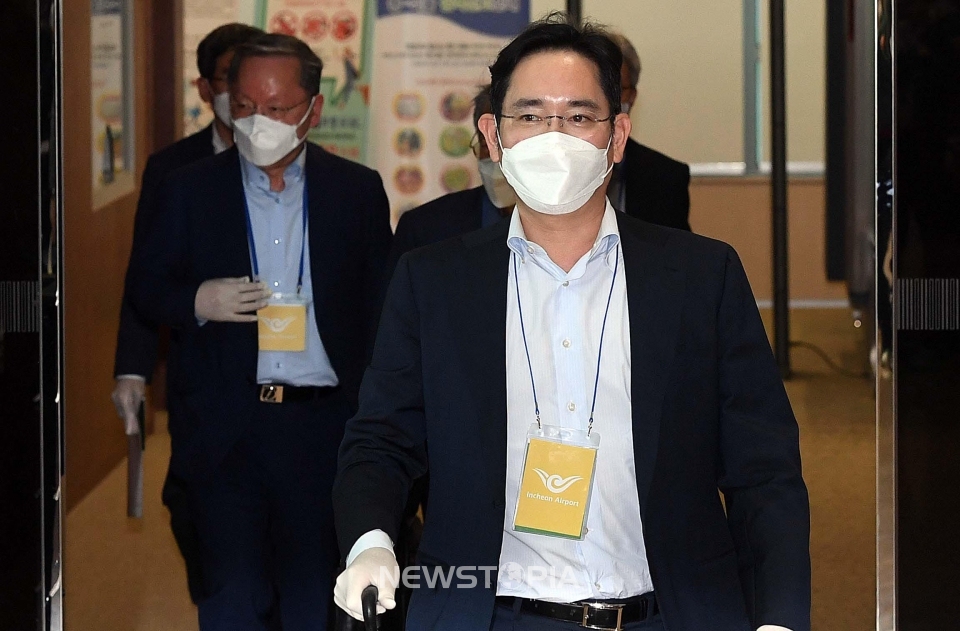신종 코로나바이러스 감염증(코로나19) 사태 이후 첫 중국 출장을 마친 이재용 삼성전자 부회장이 지난 19일 오후 서울 김포비즈니스항공센터(SGBAC)를 통해 귀국하고 있다.ⓒ뉴시스