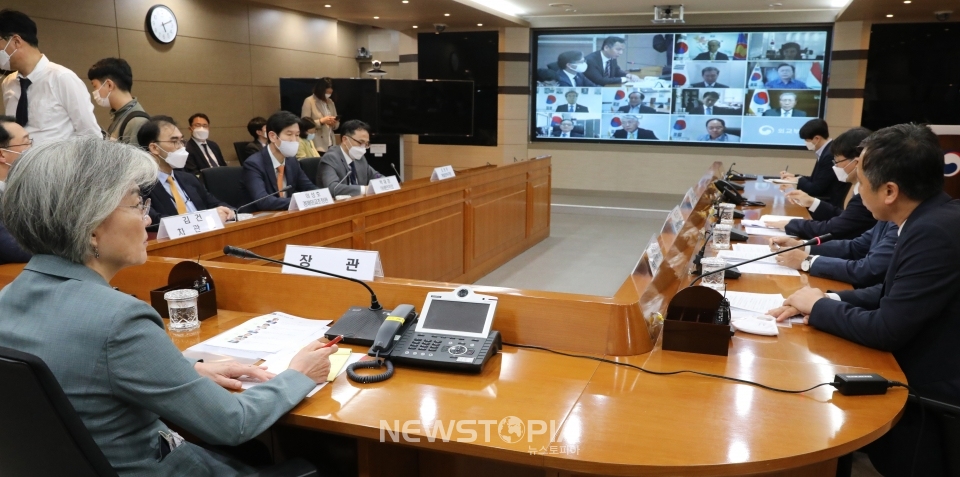 강경화 외교부장관이 3일 서울 종로구 외교부 종합상황실에서 아세안 공관장 화상회의에서 발언하고 있다.