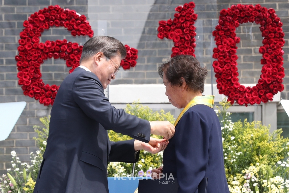 문재인 대통령이 10일 오전 서울 용산구 남영동 민주인권기념관(남영동 대공분실)에서 열린 제33주년 6·10민주항쟁 기념식에 참석해 故 이한열 열사의 어머니 배은심 여사의 가슴에 국민훈장 모란장을 달아주고 있다.