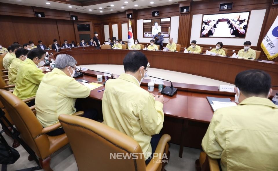 홍남기 경제부총리 겸 기획재정부 장관이 11일 오전 서울 종로구 정부서울청사에서 열린 제6차 비상경제 중앙대책본부 회의에 참석해 발언하고 있다.