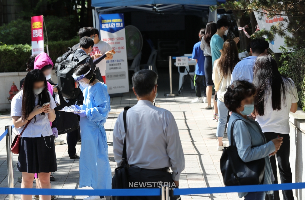 서울시가 신종 코로나바이러스 감염증(코로나19) 무증상 감염자로 인한 지역사회 집단감염을 사전에 차단하기 위해 코로나19 선제검사를 본격적으로 추진하기로 한 1일 오전 서울 서초구청 선별진료소 앞에서 시민들이 검사를 받기 위해 줄을 서 있다. 서초구의 경우 관내 영어유치원 24개소의 강사, 차량기사 등 종사자 595명에 대해서 1일부터 10일까지 선제검사를 시행한다.