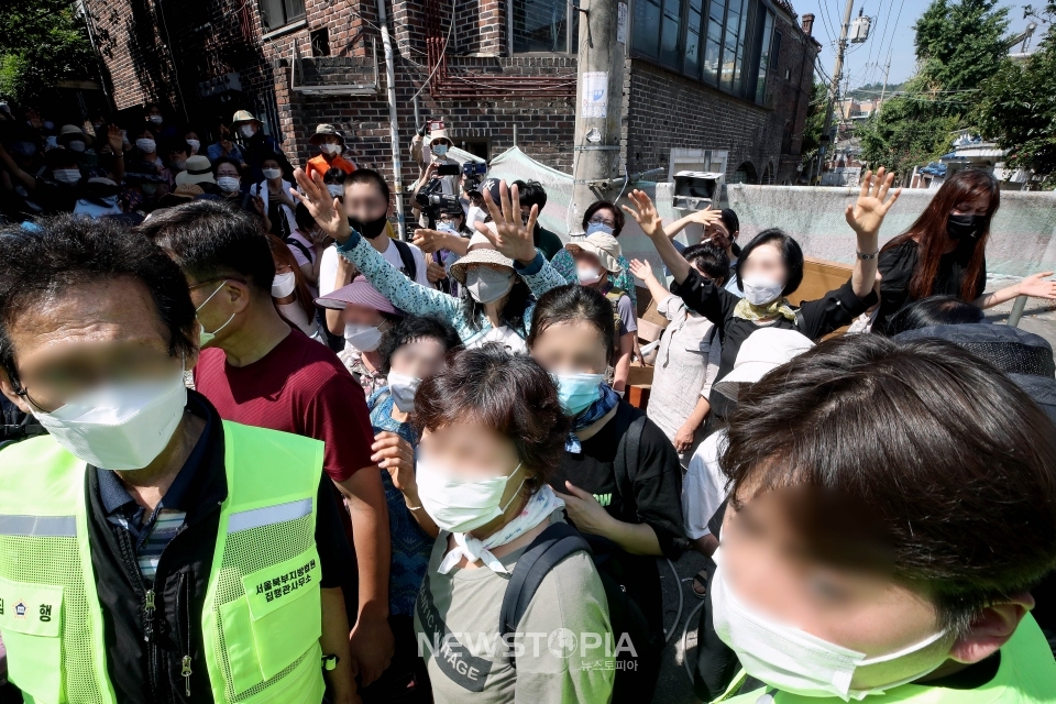 서울 장위10구역 재개발조합 측이 전광훈 목사(담임목사)가 설립한 사랑제일교회 강제철거 재시도한 22일 오전 서울 성북구 사랑제일교회에서 강제철거가 무산되자 교인들이 교회로 들어가고 있다. ⓒ뉴시스