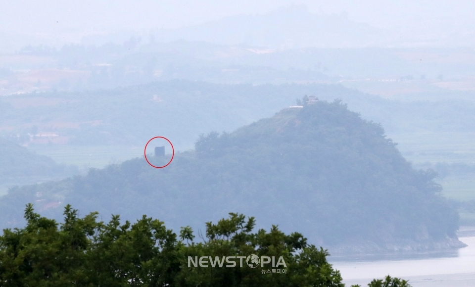 북한이 지난 2018년 4·27 판문점 선언 합의에 따라 철거했던 대남확성기 방송 시설을 다시 설치하고 있는 것으로 드러난 23일 오후 경기도 파주시 오두산 통일전망대에서 바라본 북한 지역에 확성기가 설치된 모습이 보이고 있다.ⓒ뉴시스