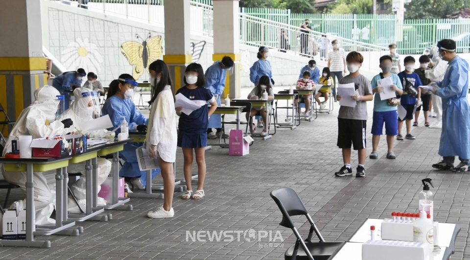 왕성교회 신종 코로나바이러스 감염증(코로나19) 집단감염 관련 확진자 중 한 명이 난우초등학교 시간강사로 밝혀진 가운데 28일 오전 서울 관악구 난우초등학교에 마련된 이동 선별진료소에서 학생들이 진료를 받기 위해 대기하고 있다. ⓒ뉴시스