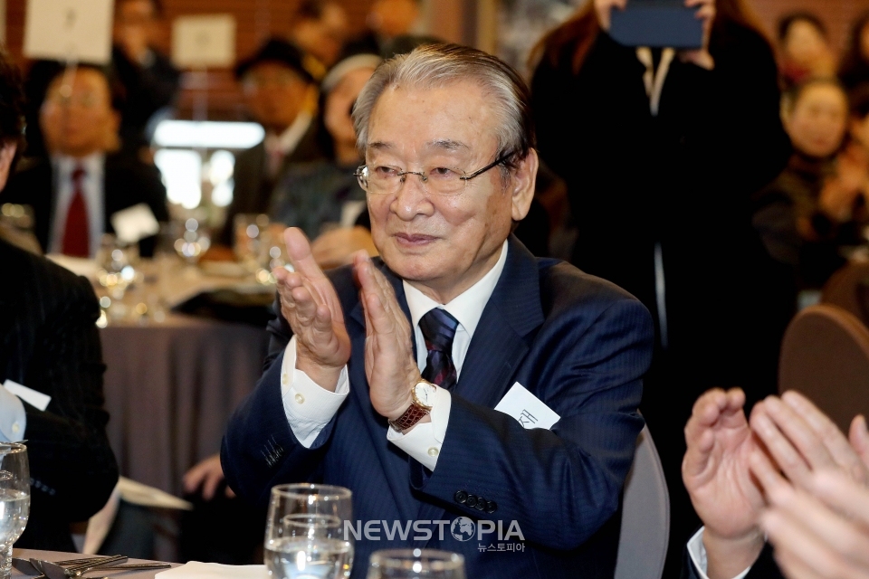 이순재 총재가 15일 오전 서울 중구 한국프레스센터에서 열린 'UN세계고아의날 제정추진위원회 이순재 총재 취임식'에 참석해 박수를 치고 있다.ⓒ뉴시스