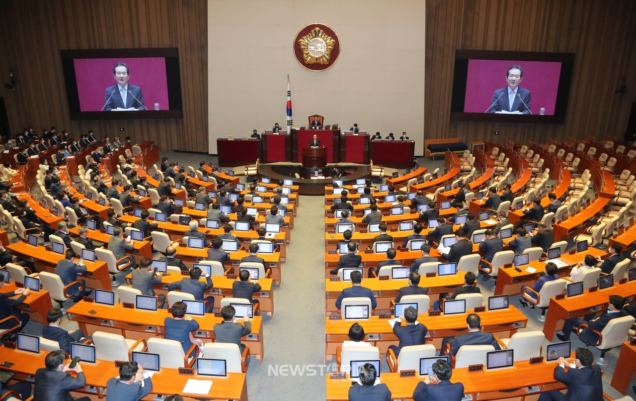 정세균 국무총리가 29일 오후 서울 여의도 국회 본회의장에서 열린 제379회국회(임시회) 제6차 본회의에 참석해 2020년도 제3차 추가경정예산안에 대한 정부의 시정연설을 하고 있다.ⓒ뉴시스