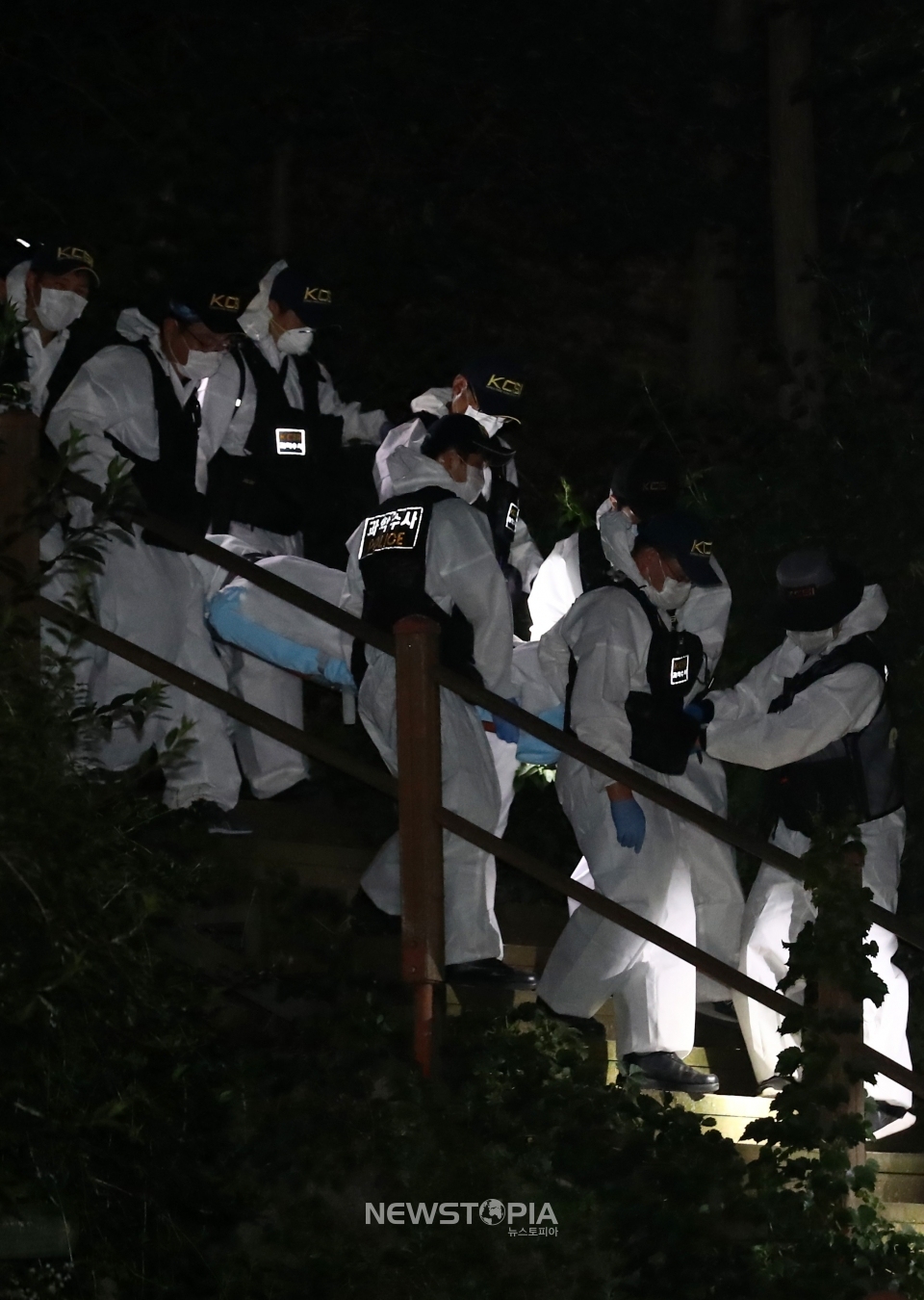10일 새벽 서울 북악산에서 발견된 박원순 서울시장 시신을 과학수사대원들이 수습하고 있다. ⓒ뉴시스