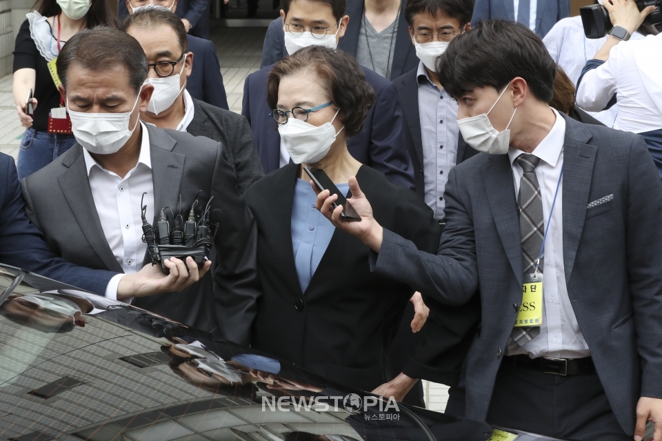 이명희 전 일우재단 이사장이 14일 서초동 서울중앙지법에서 열린 '경비원·운전기사 상습폭행' 관련 선고 공판을 마친 뒤 이동하며 취재진의 질문을 듣고 있다. 이날 법원은 이 전 이사장에게 1심서 징역 2년에 집행유예 3년을 선고했다.