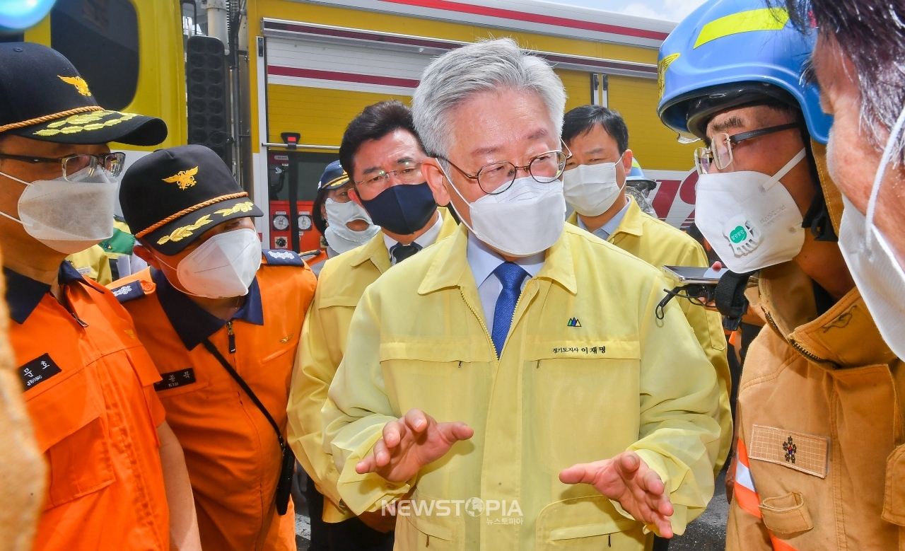 이재명 경기도지사가 21일 경기 용인시 처인구 양지면 제일리 SLC 물류센터에서 관계자들과 화재 현장을 둘러보고 있다.ⓒ뉴시스