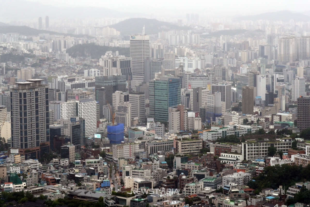 한국은행이 2분기 실질 국내총생산(GDP)이 전기대비 3.3% 감소 발표한 23일 서울시내에 장맛비가 뿌리고 있다. 신종 코로나바이러스 감염증(코로나19) 여파로 수출이 최악의 수준으로 떨어지면서 우리나라의 2분기 경제성장률이 -3.3%로 추락했다. 이는 지난 2003년 이후 17년 만에 지난 1분기(-1.3%)에 이어 2분기까지 두 분기 연속 마이너스 성장을 기록하면서 우리나라는 '경기침체(리세션/Recession)' 국면에 빠져들게 된 모습이다.ⓒ뉴시스