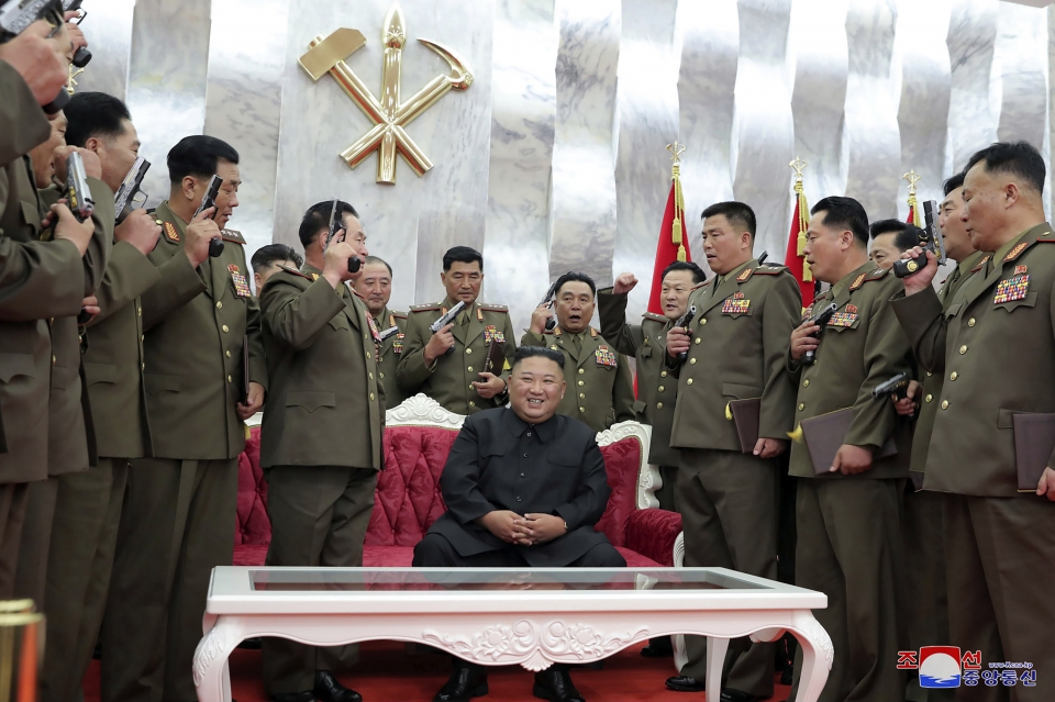 북한이 26일 공개한 사진에 김정은(가운데) 북한 국무위원장이 평양의 당 중앙위원회 본부청사에서 열린 한국전쟁 정전협정 체결 67주년 기념행사를 주관하며 군 고위 간부들에게 '백두산' 기념 권총을 수여 한 후 기념촬영을 하고 있다.ⓒap