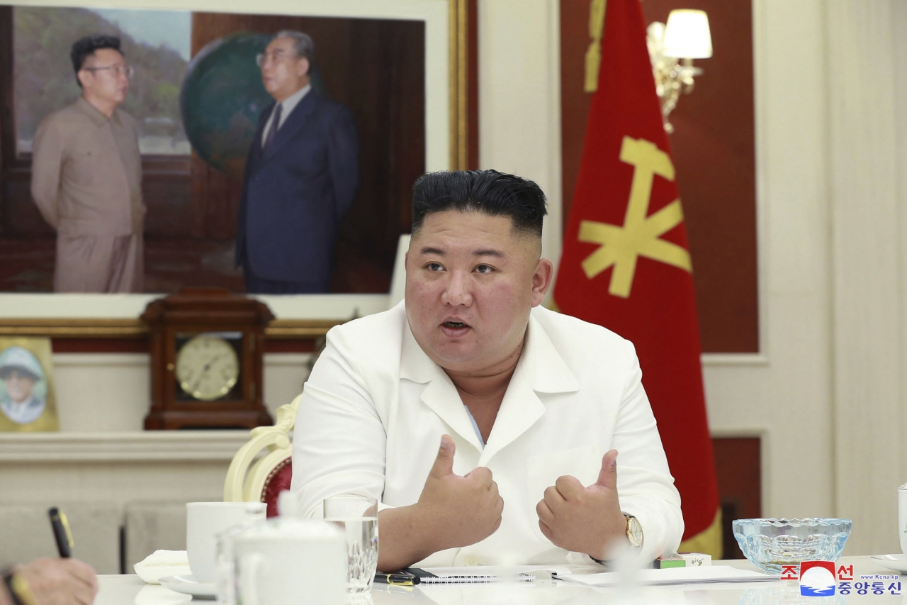북한이 제공한 사진에서 김정은 북한 국무위원장이 5일 평양 노동당사에서 열린 노동당 중앙위원회 정무국 회의를 주재하고 있다. 조선중앙통신은 6일 김정은 위원장이 코로나19 사태로 봉쇄 중인 개성 주민의 생활 안정을 위해 식량 지원 등 긴급 조치를 취할 것을 지시했다고 보도했다.ⓒap
