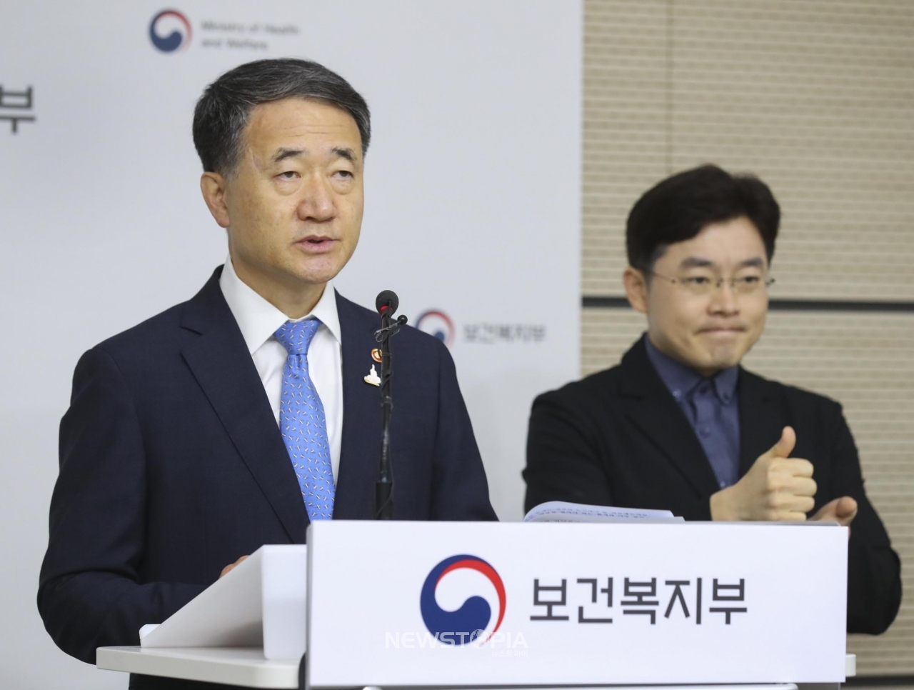 박능후 보건복지부 장관이 13일 오전 세종시 정부세종청사 보건복지부 브리핑룸에서 의료계 집단휴진 추진 관련 대국민 담화문을 발표하고 있다. (사진=보건복지부 제공)