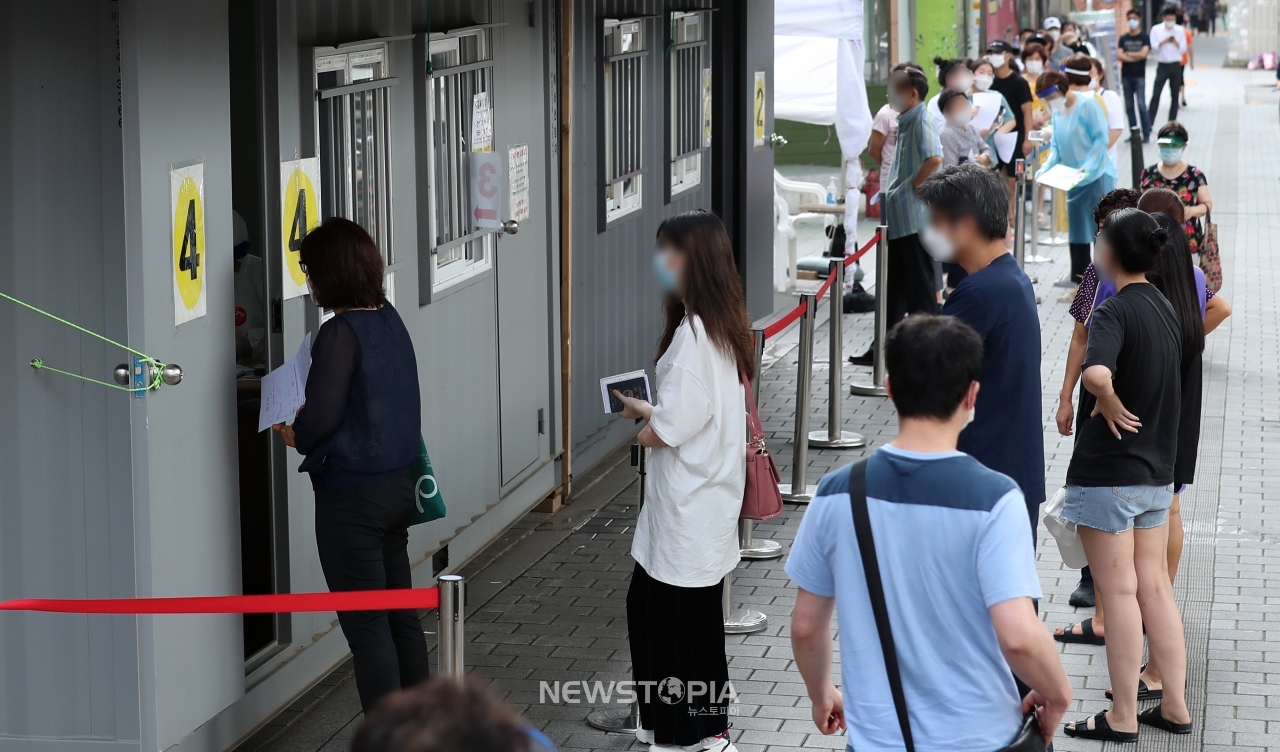 서울과 경기지역 신종 코로나바이러스 감염증(코로나19) 확진자가 증가하고 있는 17일 오전 서울 성북구보건소에서 시민들이 코로나19 검사를 받기 위해 줄지어 서 있다.ⓒ뉴시스