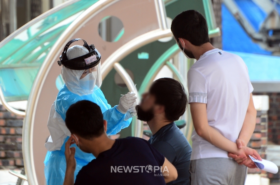 충북 청주에서 외국인발 신종 코로나바이러스 감염증(코로나19) 집단 감염이 확산하는 가운데 5일 청주 서원보건소 선별진료소에서 외국인들이 코로나19 진단검사를 받고 있다. 청주시 4개 보건소는 이 행사에 참석한 340여명을 대상으로 코로나19 진단 검사를 진행하고 있다. ⓒ뉴시스