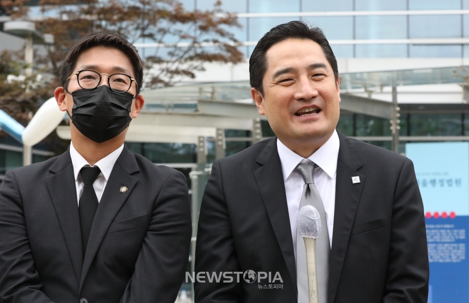 강용석 변호사 등 유튜브 채널 '가로세로연구소' 관계자들이 12일 오후 서울 서초동 서울행정법원을 나서며 서울특별시장 기관장 금지 가처분 신청과 관련, 취재진의 질문에 답하고 있다. 고(故) 박원순 서울시장의 장례를 '서울특별시장(葬)' 형식으로 치르는 걸 막아달라며 법원에 가처분 신청을 냈다.