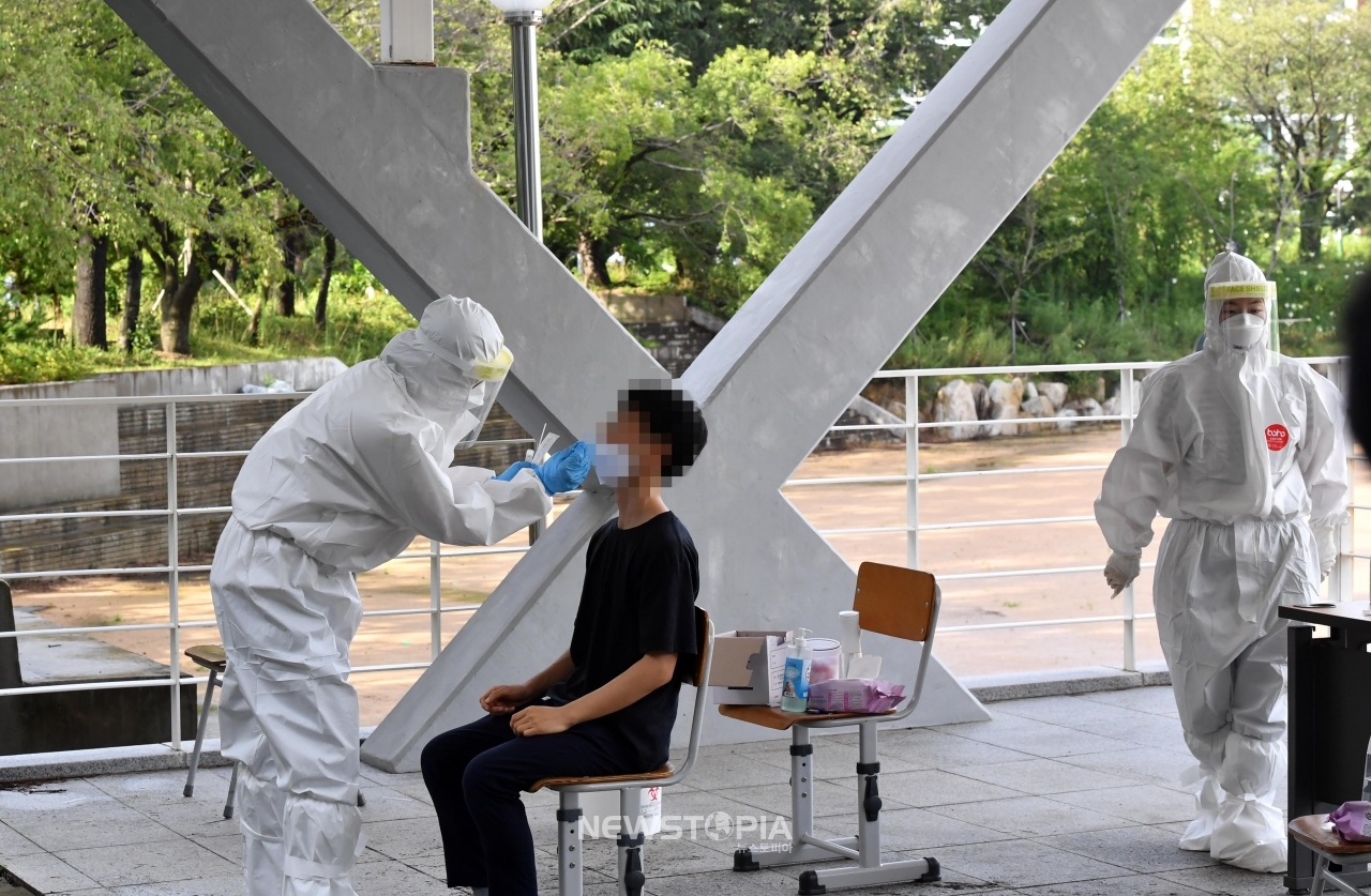 부산 해운대구 부산기계공고 2학년 학생 1명이 신종 코로나바이러스 감염증(코로나19) 확진 판정을 받은 12일 오후 해당 학교에서 접촉 학생 등에 대한 전수검사가 진행되고 있다.