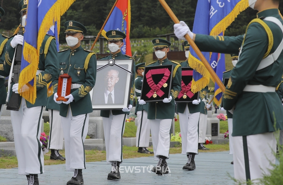 지난달15일 오전 대전시 유성구 갑동 국립대전현충원에서 '고(故) 백선엽 장군 안장식'이 열리고 있다.