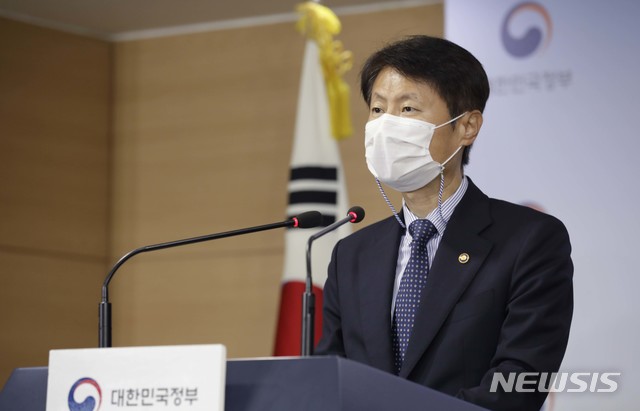 김강립 보건복지부 차관이 28일 오전 정부서울청사에서 열린 의사단체 집단 행동 관련 보건복지부, 법무부, 경찰청 등 관계부처와 함께 합동 브리핑을 하고 있다.