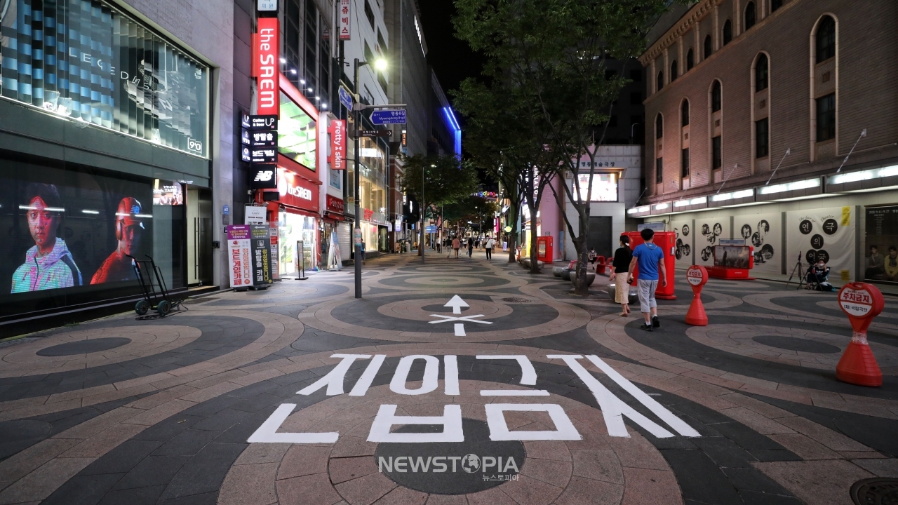 '사회적 거리 두기 2.5단계'가 시행되고 있는 31일 오후 서울 중구 명동거리가 한산한 모습을 보이고 있다.