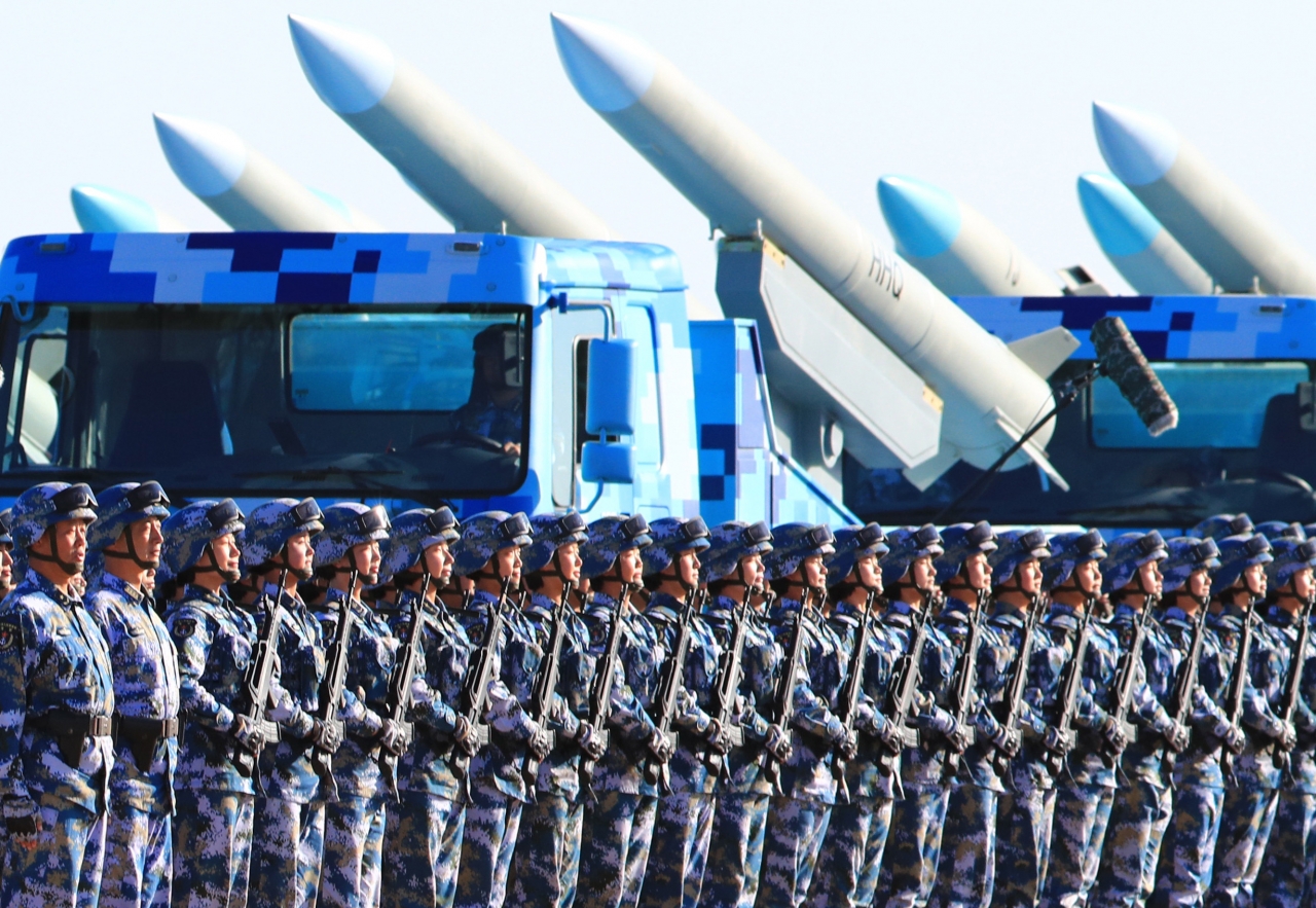 중국군 로켓군의 미사일 부대가 지난 30일 네이멍구 즈르허에서 열린 인민해방군 창건 90주년 기념 열병식에서 시진핑 중앙군사위 주석의 사열을 받고 있다.ⓒap