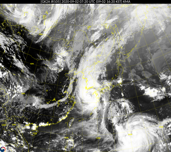 제9호 태풍 마이삭(가운데)이 2일 한반도로 북상중인 가운데 괌 북북서쪽 약 740km 부근 해상에서도 제10호 태풍 하이선이 북상중이다. 기상청은 태풍 하이선(오른쪽 아래)이 오는 4일 일본 오키나와 부근을 지나 한반도에 영향을 줄 것으로 전망했다. 사진은 천리안위성 2A호 적외영상으로 본 마이삭과 하이선 진로 현황. (사진=기상청 홈페이지 캡쳐)