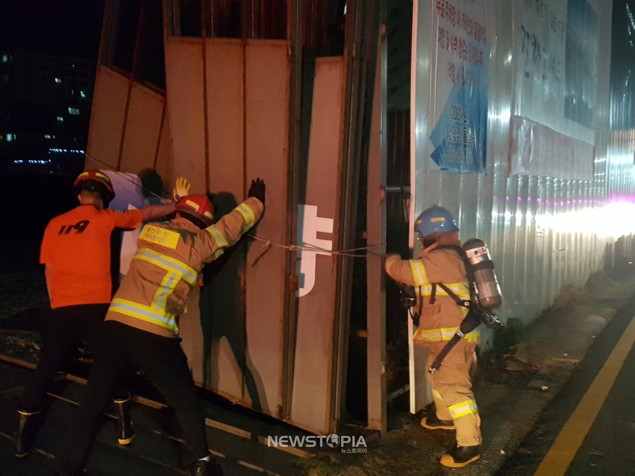 2일 오후 11시 18분께 울주군 서생면 한 공사 현장에서는 구조물이 강풍에 이탈해 소방당국이 단단히 고정시키고 있다. 2020.09.03.(사진=울산소방본부 제공)