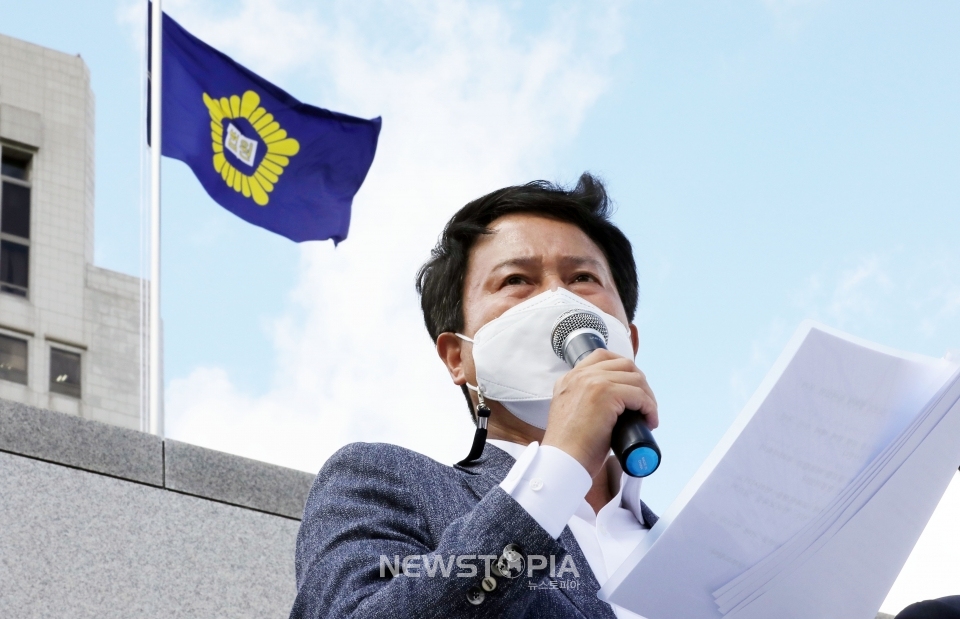 권정오 전국교직원노동조합 위원장이 3일 오후 서울 서초구 대법원 앞에서 법외노조 통보 위법 판결 후 기자회견을 하고 있다.