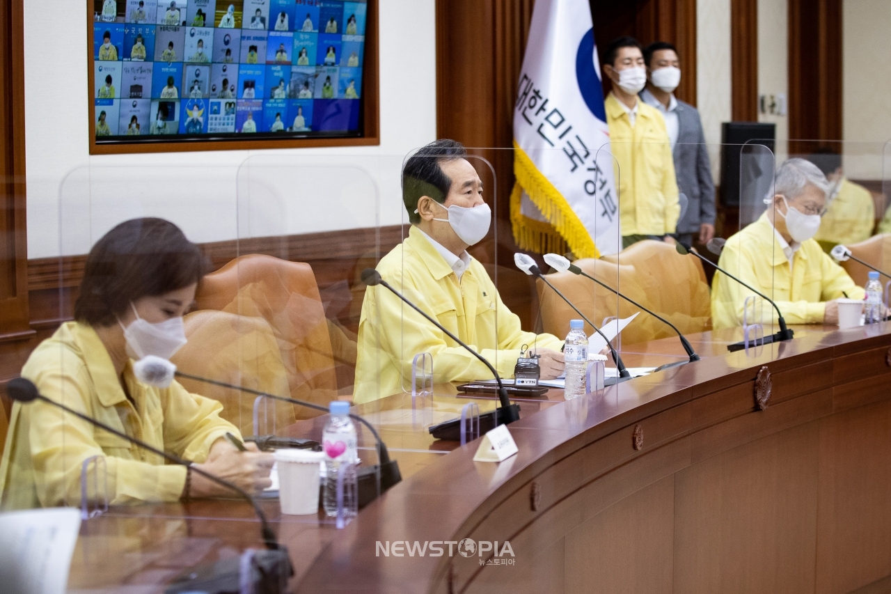 정세균 국무총리가 4일 오전 서울 종로구 정부서울청사에서 열린 코로나19 대응 중앙재난안전대책본부 회의에 참석해 발언하고 있다. 이날 회의에서는 수도권 강화된 사회적 거리 두기, 이른바 2.5단계 종료를 이틀 앞두고 4일 연장 여부를 최종 결정할 예정이다.