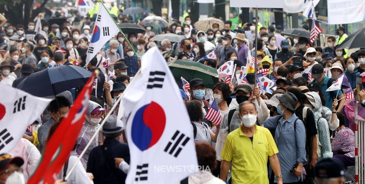 보수단체 집회 참가자들이 15일 오전 서울 종로구 광화문광장 인근에서 8·15 국민대회 집회에 참가하기 위해 집결하고 있다. ⓒ뉴시스