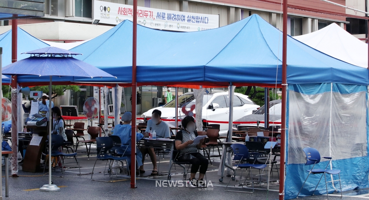 코로나19 신규 확진자가 나흘 연속 200명대를 기록한 가운데 2일 오후 서울 강남구보건소에 마련된 선별진료소에 주민들이 검체 채취를 위해 대기하고 있다.ⓒ뉴시스