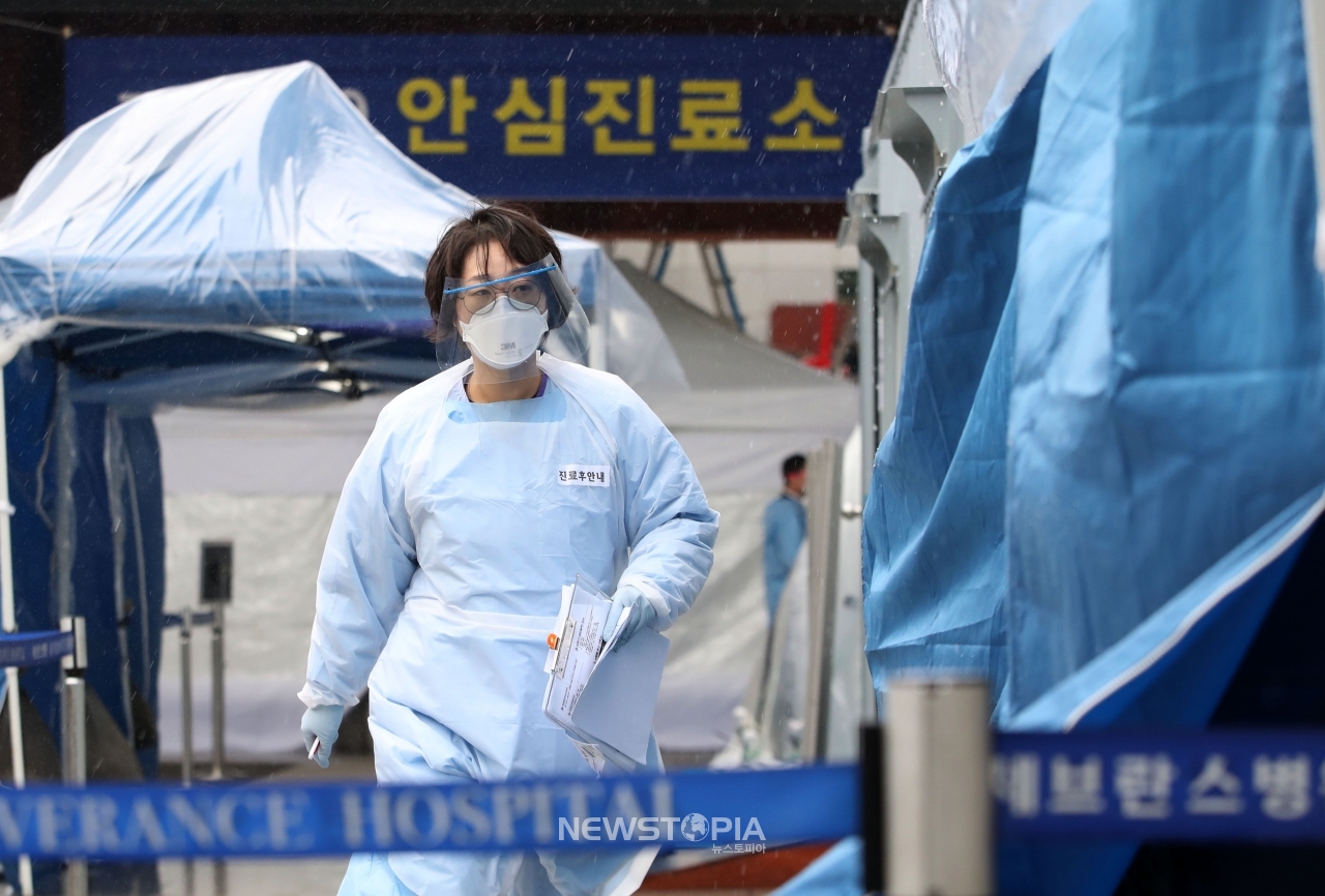 지난 25일 오전 서울 서대문구 신촌세브란스병원에 마련된 신종코로나바이러스감염증(코로나19) 선별진료소에서 의료진이 바삐 움직이고 있다.ⓒ뉴시스