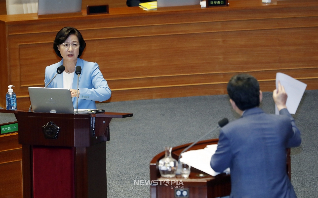 추미애 법무부 장관이 24일 서울 여의도 국회에서 열린 본회의 교육·사회·문화 대정부질문에 참석해 곽상도 미래통합당 의원 질의에 답변하고 있다.ⓒ뉴시스