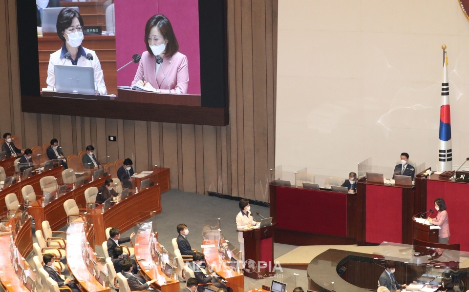 전주혜 국민의힘 의원이 14일 오후 서울 여의도 국회 본회의에서 열린 정치분야 대정부질문에서 추미애 법무부 장관에게 질의하고 있다.