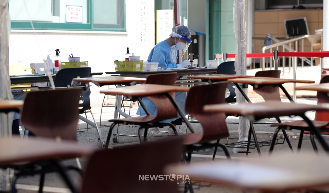 신종 코로나바이러스 감염증(코로나19) 국내 지역발생 신규 확진자가 30일만에 두자릿 수로 떨어진 13일 오후 서울 강남구 보건소에 마련된 선별진료소가 한산하다.ⓒ뉴시스