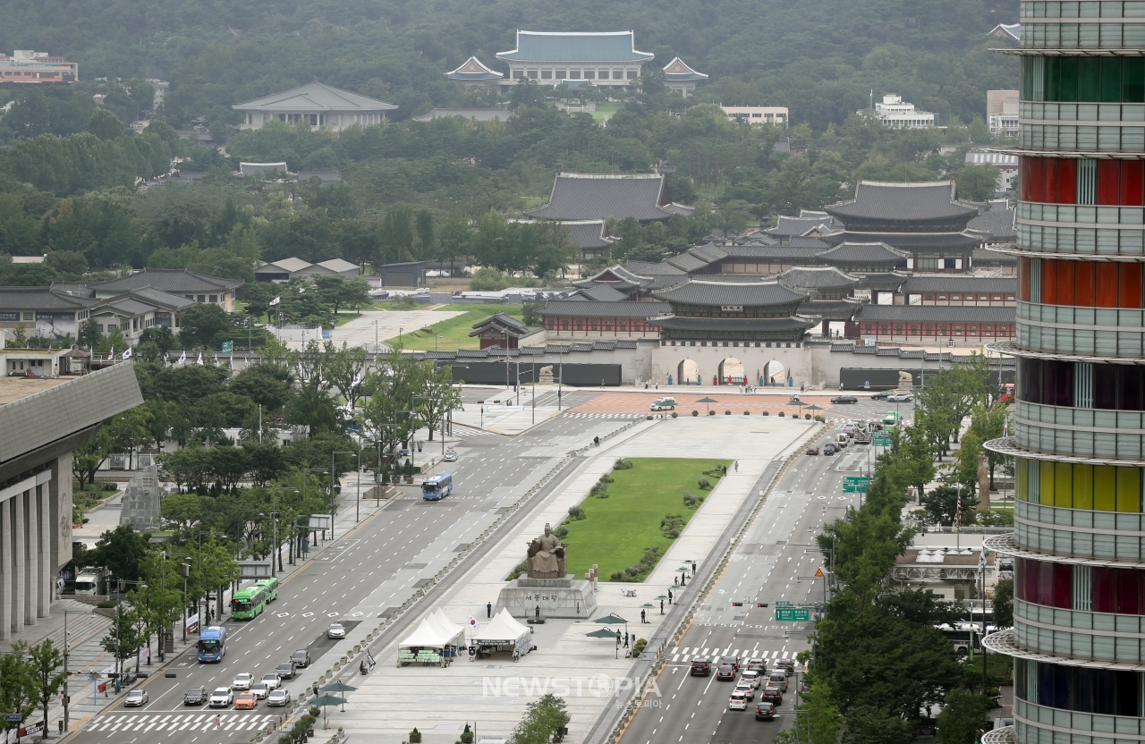 코로나19 재확산으로 인한 수도권 사회적 거리두기 2단계가 시행중이자 주말인 22일 서울 광화문 일대가 한산하다.ⓒ뉴시스