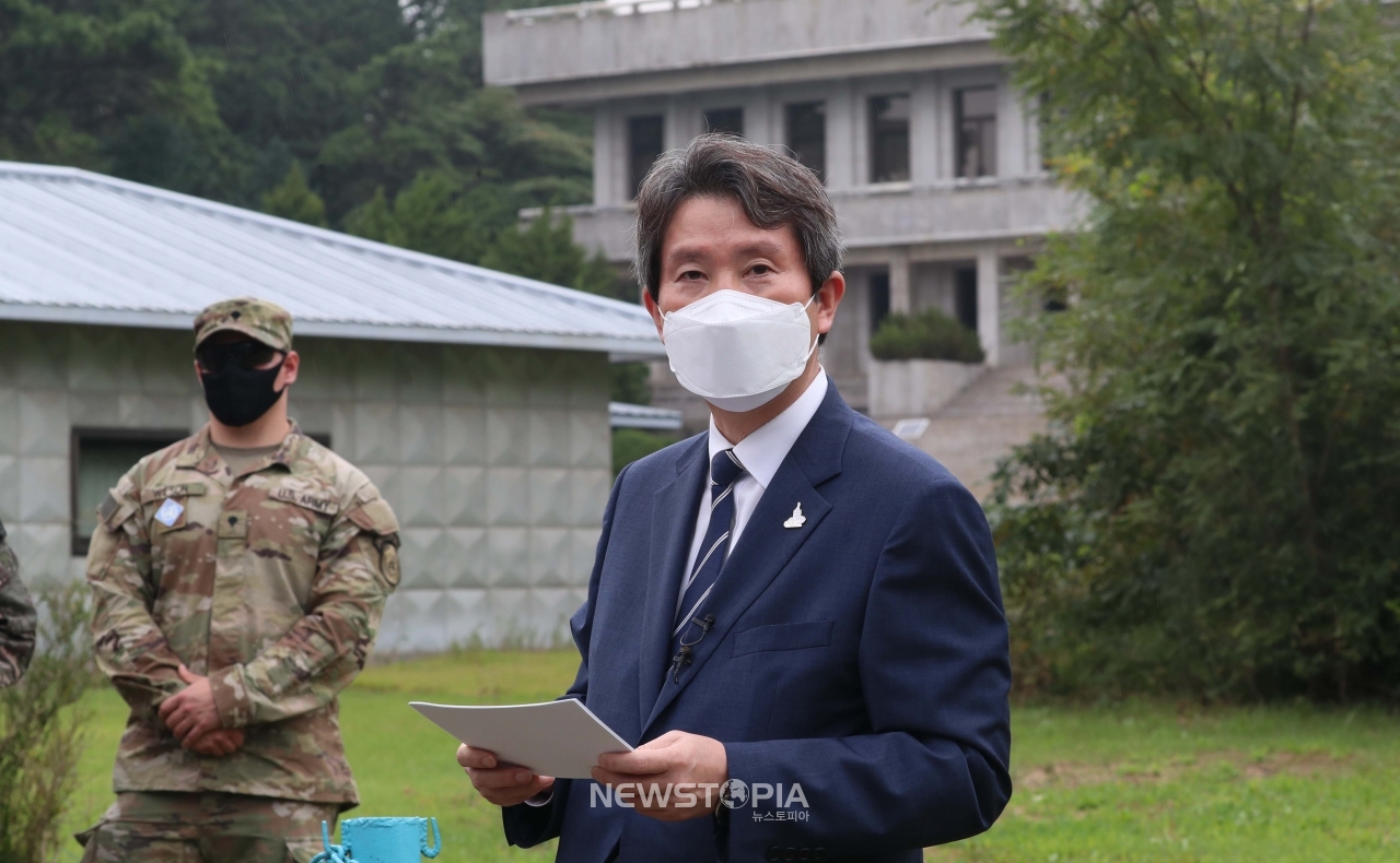 이인영 통일부 장관이 16일 오전 경기 파주시 판문점을 방문해 남북 정상이 기념식수 한 자리에서 인터뷰를 하고 있다.ⓒ뉴시스