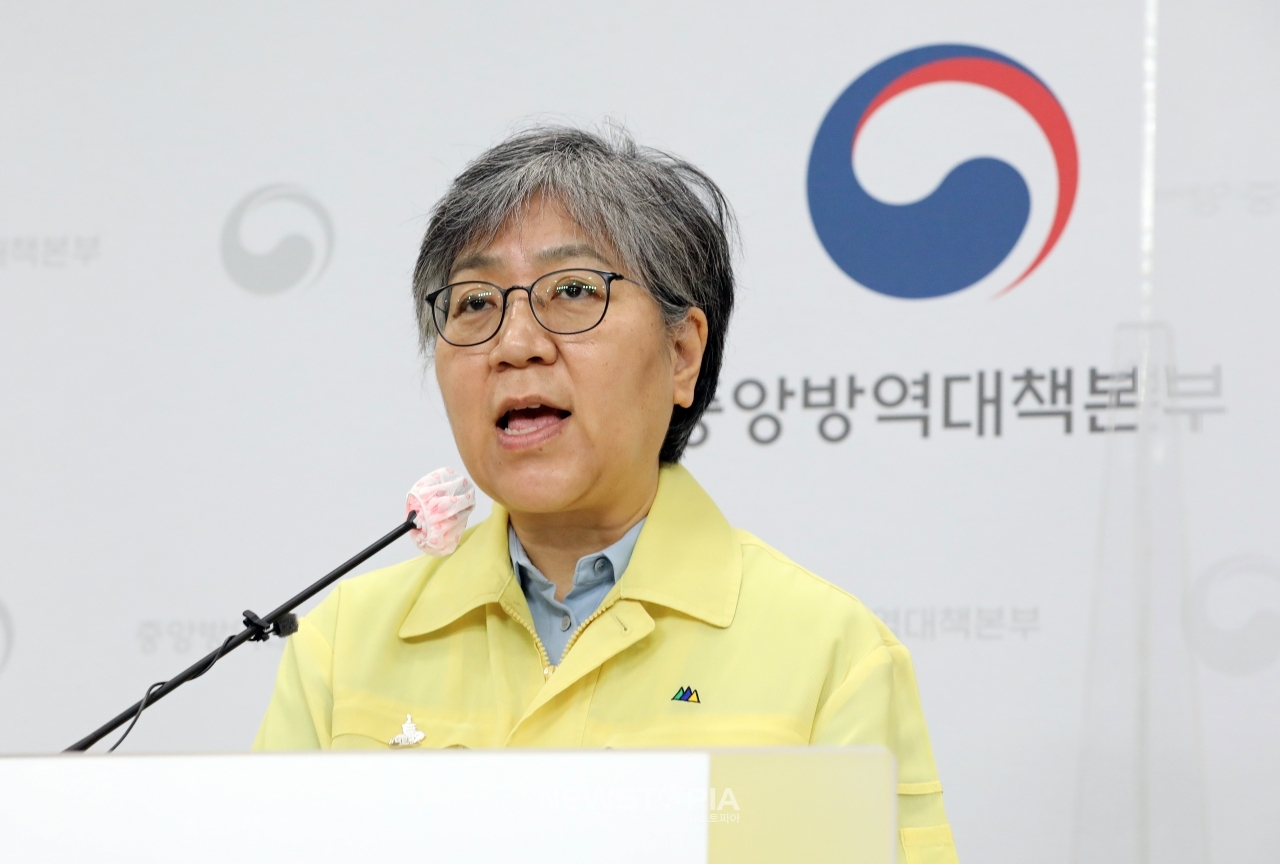 정은경 질병청장이 22일 오전 충북 청주 질병관리청에서 겨울철 인플루엔자 무료 예방 접종 계획을 일시 중단한다고 밝히고 있다. 무료 접종 중단은 백신 유통 과정에서 문제점이 발견돼 중단됐으며 22일부터 무료 접종을 하려던 13∼18세 대상 물량이다.ⓒ뉴시스