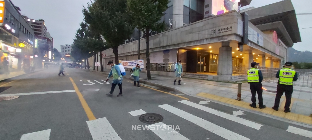 종로구(구청장 김영종)는 3일 오후 광화문광장, 종각역 등 주요 장소의 방역과 물청소를 실시했다. (사진=종로구 제공).