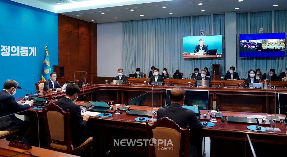 영상 국무회의 주재하는 문재인 대통령