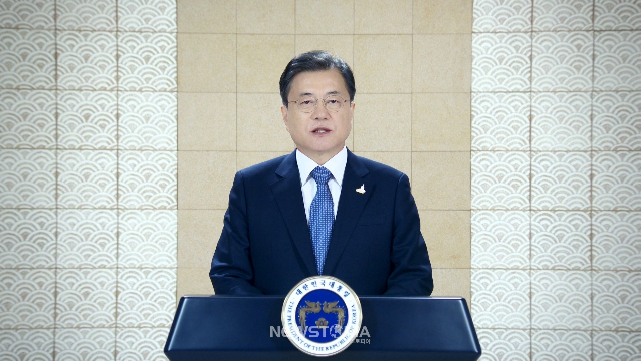 문재인 대통령이 8일 미국 뉴욕에서 열린 코리아 소사이어티 화상 연례 만찬 기조연설을 영상으로 전하고 있다. (사진=청와대 제공)