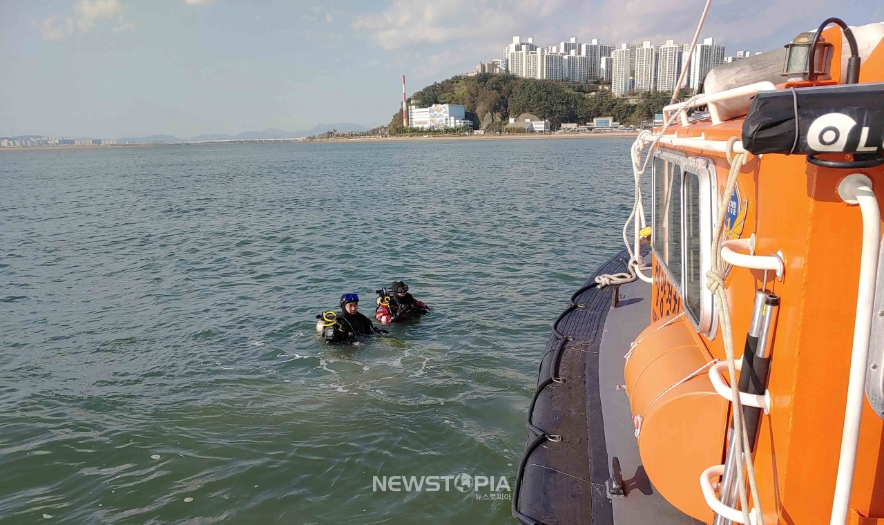 중학생 1명이 실종된 부산 사하구 다대포해수욕장 앞바다에서 7일 남해지방해양경찰청 특공대와 중앙해양특수구조단 등이 사흘째 수중 수색을 펼치고 있다. (사진=부산해경 제공).